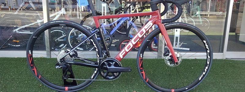 新型ULTEGRA R8270搭載のFOCUS IZALCO MAX DISC9完成車あります