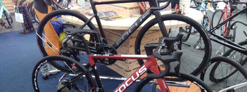 FOCUS IZALCO MAX DISC 9 ULTEGRA Di2 / FULCRUM RACING 400 DB完成車