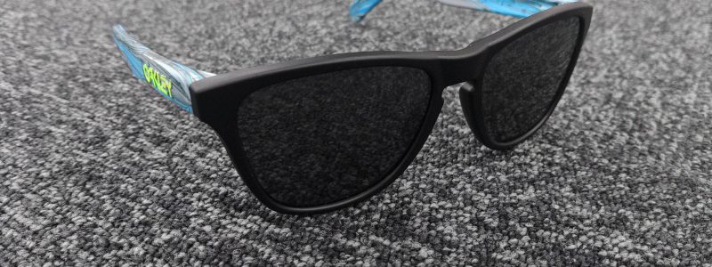 大切なお子様の目を守ろう‼OAKLEY Frogskins™ XS (Youth Fit)