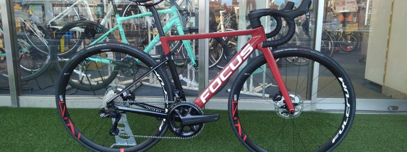 【優勝記念セール目玉商品】FOCUS IZALCO MAX DISC9 ULTEGRA 400DB完成車